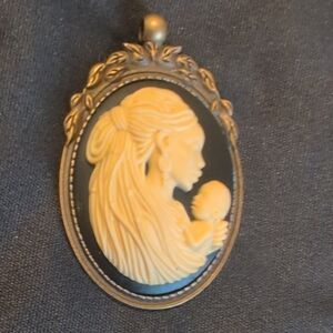 Elegant Cameo Pendant in Black and Cream
